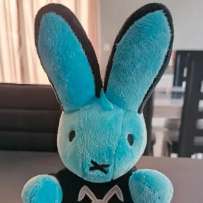 Peluche lapin bleu
